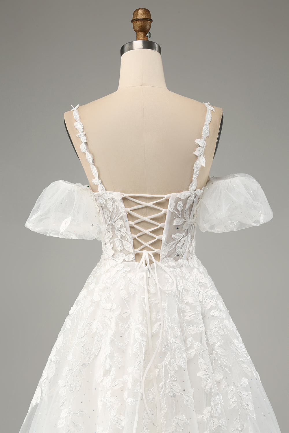 Robe de mariée ivoire trapèze en tulle avec bretelles spaghetti et appliques
