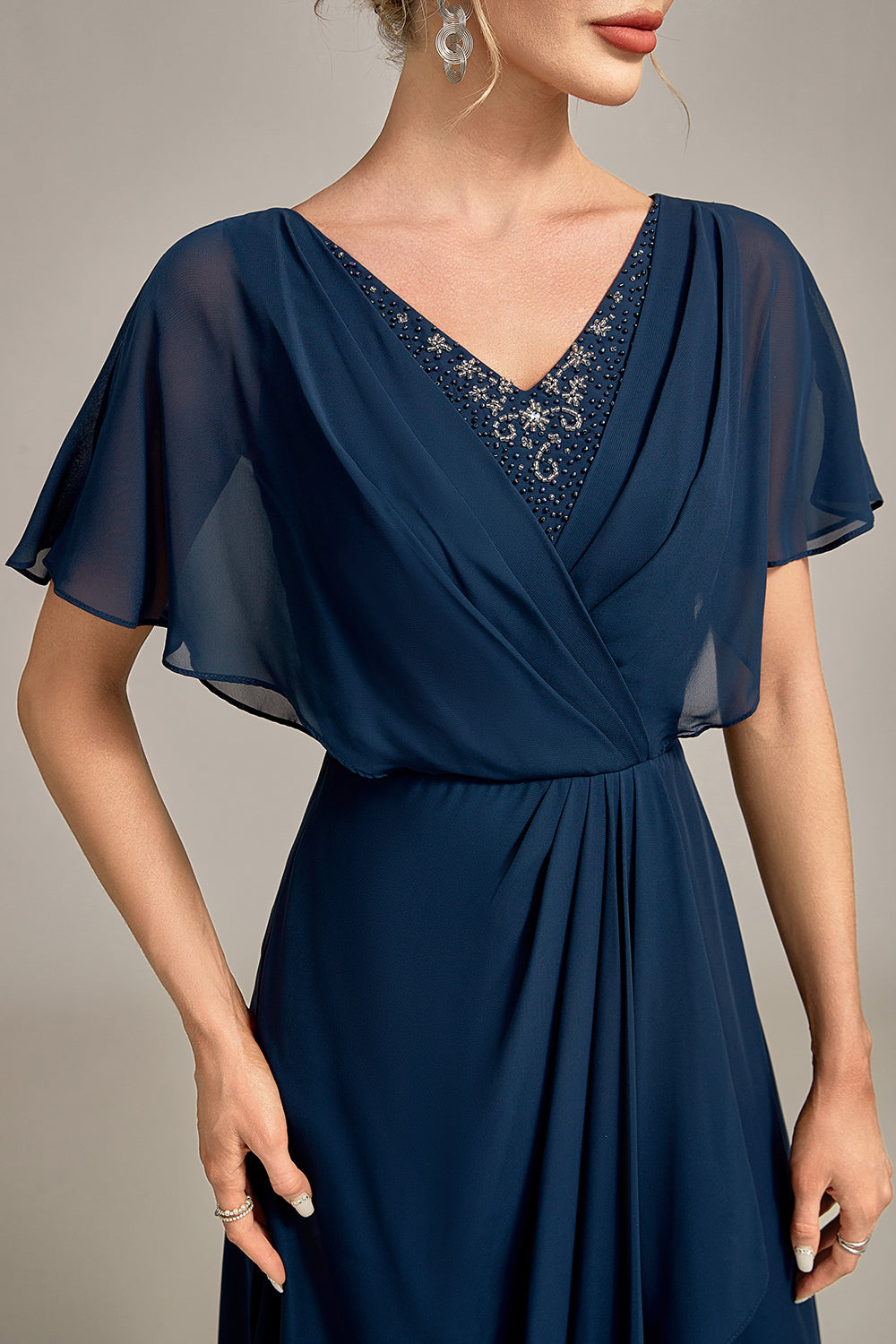 Robe asymétrique trapèze bleu marine avec perles et sequins pour mère de la mariée