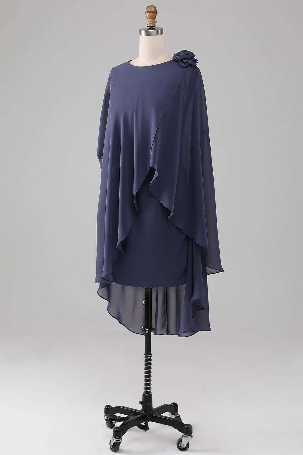 Robe de cocktail fourreau en mousseline perlée longueur genou pour la mère de la mariée