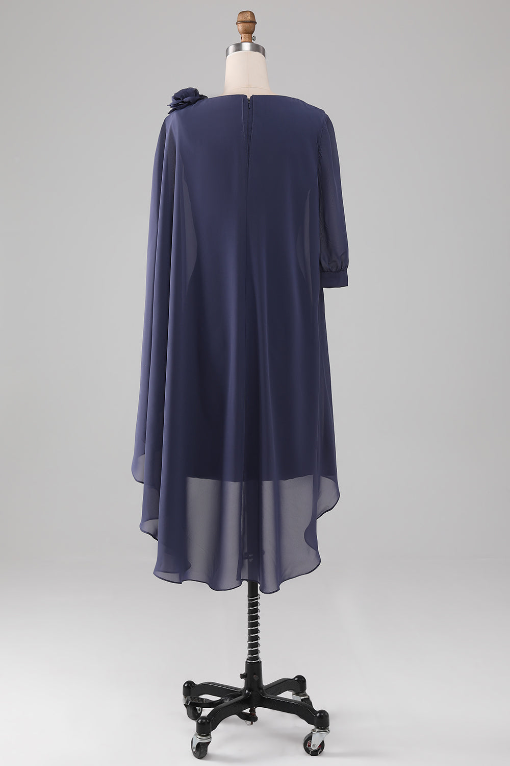 Robe de cocktail fourreau en mousseline perlée longueur genou pour la mère de la mariée