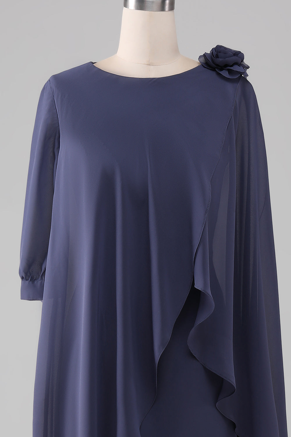Robe de cocktail fourreau en mousseline perlée longueur genou pour la mère de la mariée