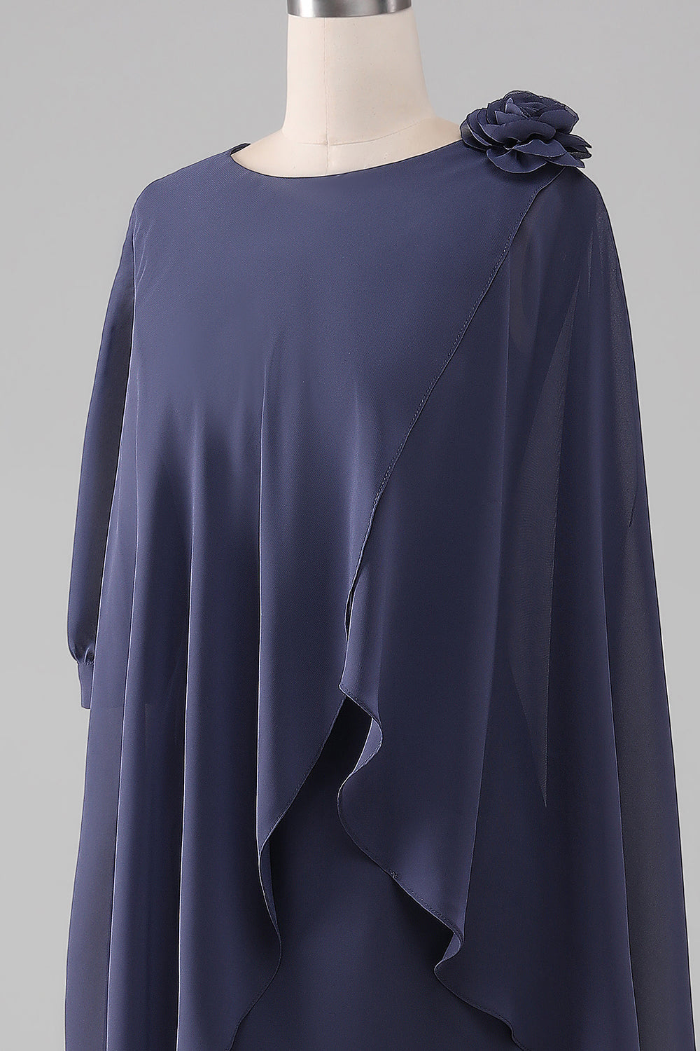 Robe de cocktail fourreau en mousseline perlée longueur genou pour la mère de la mariée