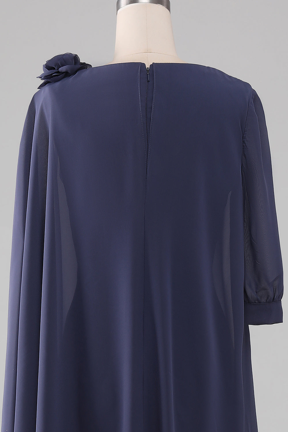 Robe de cocktail fourreau en mousseline perlée longueur genou pour la mère de la mariée