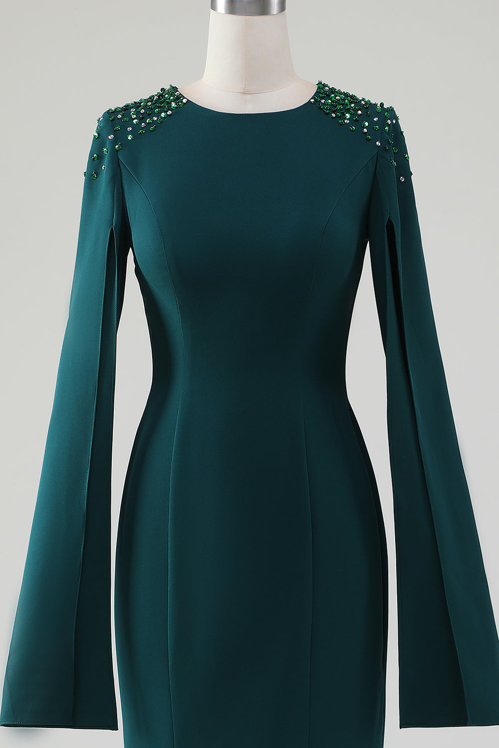 Robe longue sirène vert foncé à encolure ronde et manches cape ornées de perles
