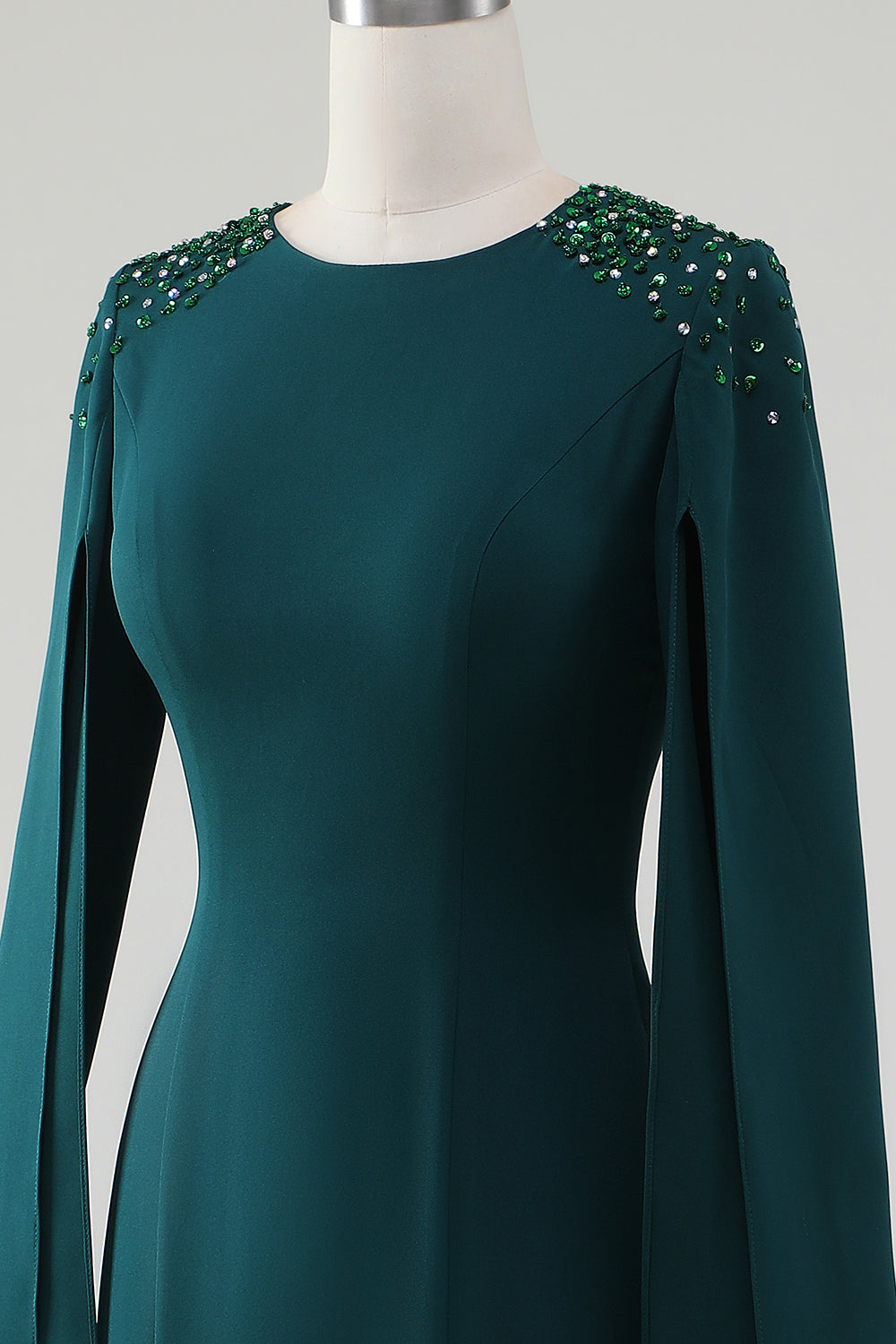 Robe longue sirène vert foncé à encolure ronde et manches cape ornées de perles