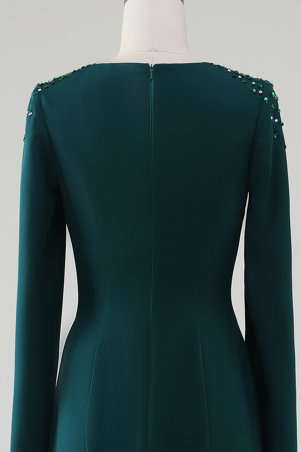 Robe longue sirène vert foncé à encolure ronde et manches cape ornées de perles