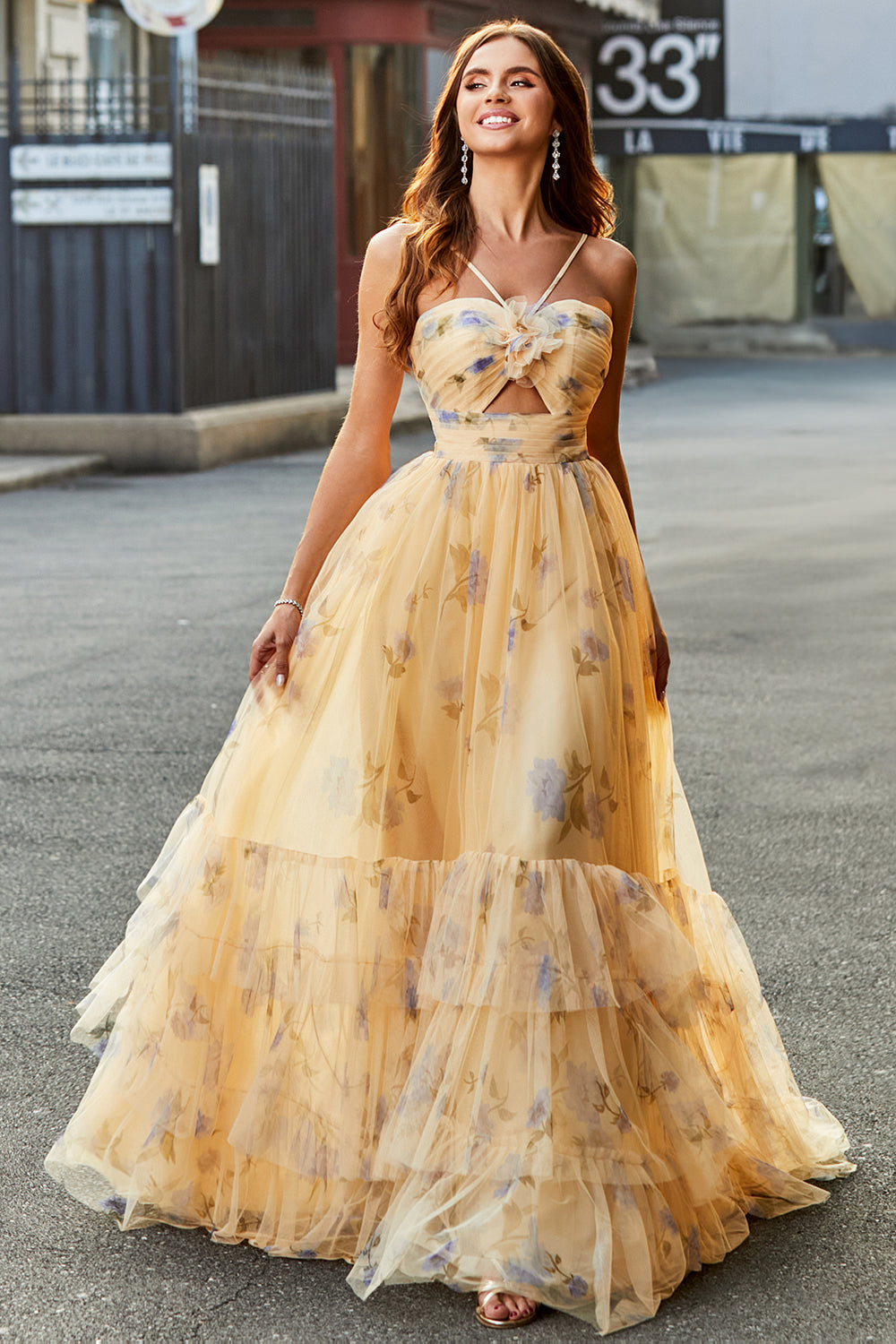 Robe longue de bal jaune trapèze dos nu en tulle plissé et étagé avec broderies