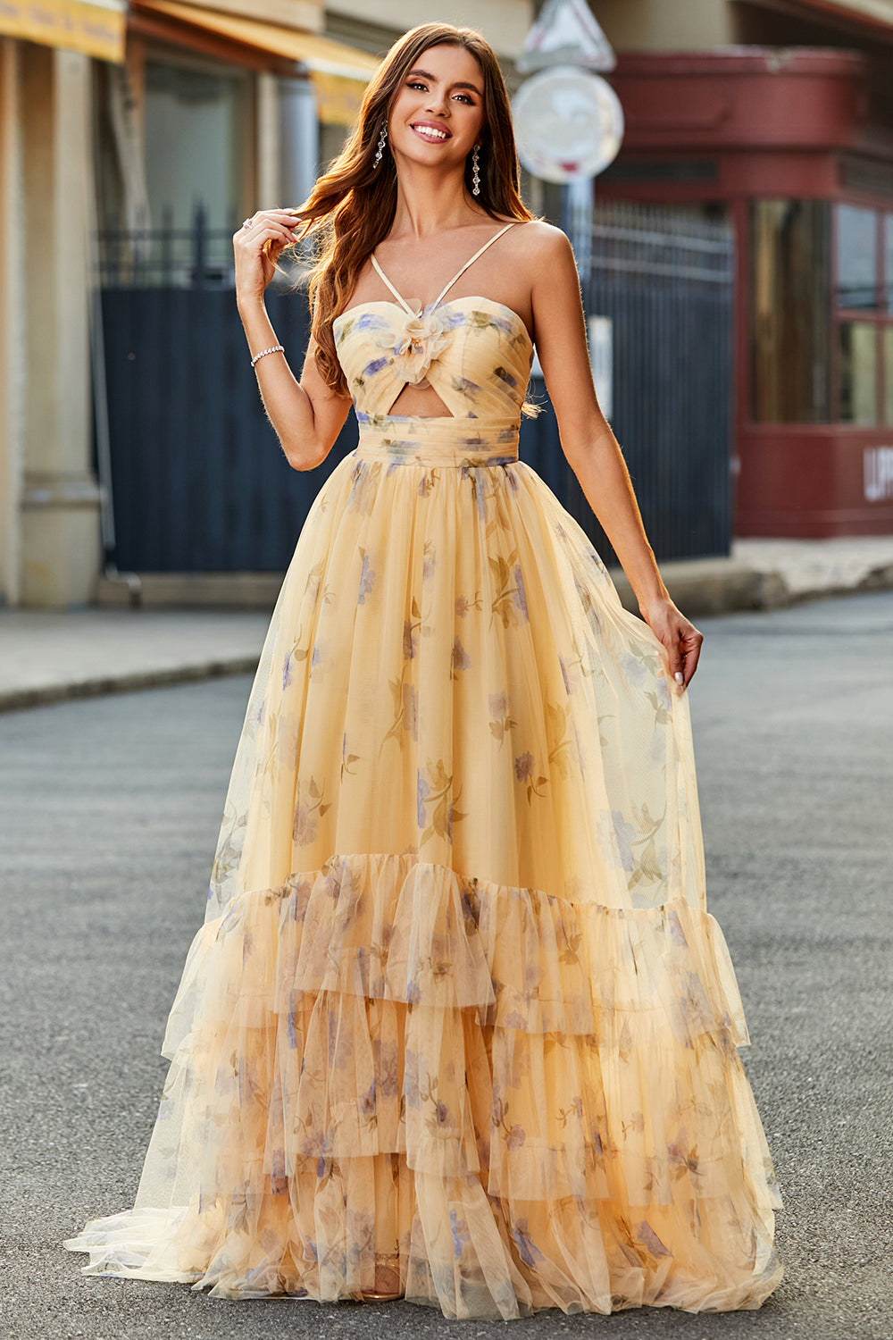 Robe longue de bal jaune trapèze dos nu en tulle plissé et étagé avec broderies
