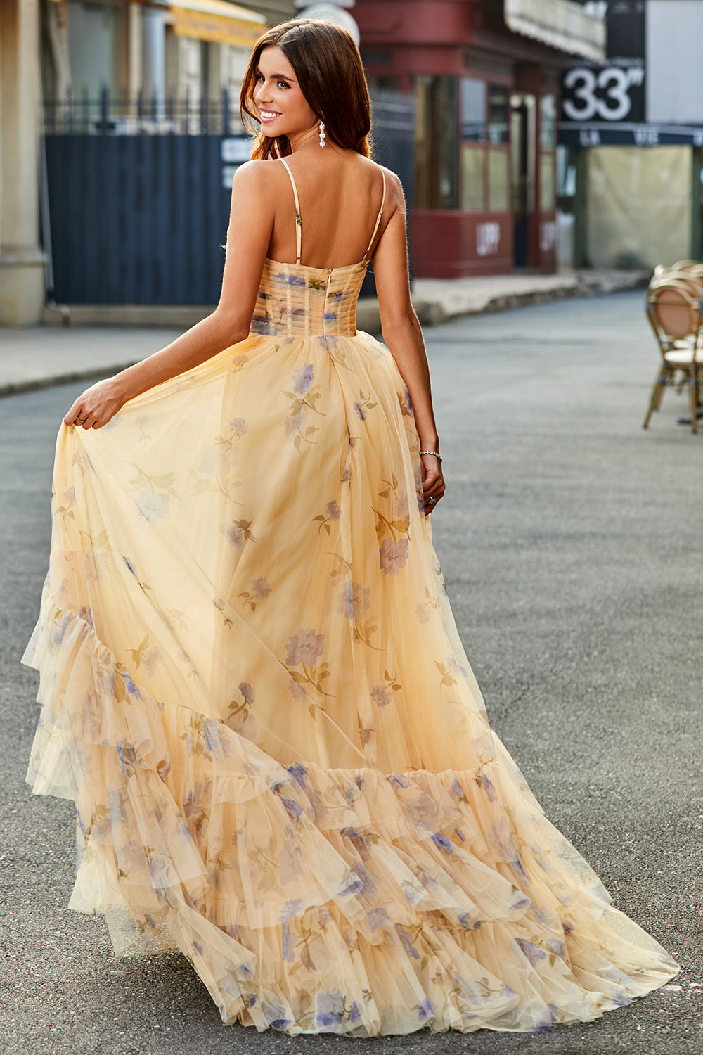 Robe longue de bal jaune trapèze dos nu en tulle plissé et étagé avec broderies