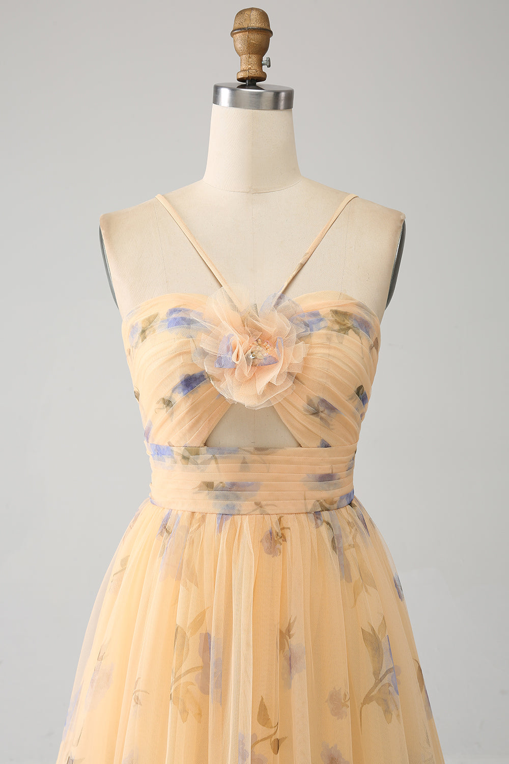 Robe de bal trapèze jaune à licou, plissée en tulle étagé et brodée