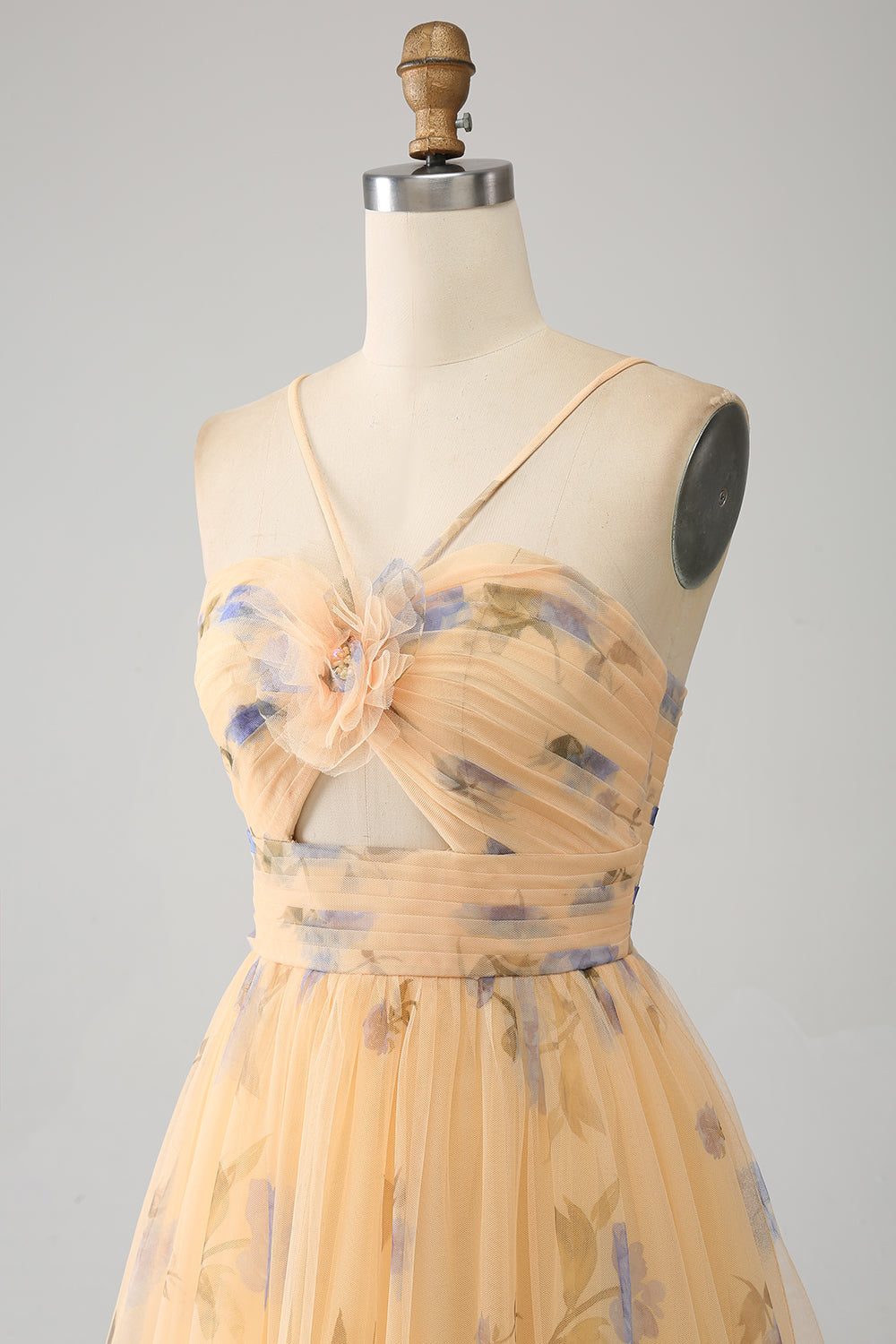 Robe de bal trapèze jaune à licou, plissée en tulle étagé et brodée