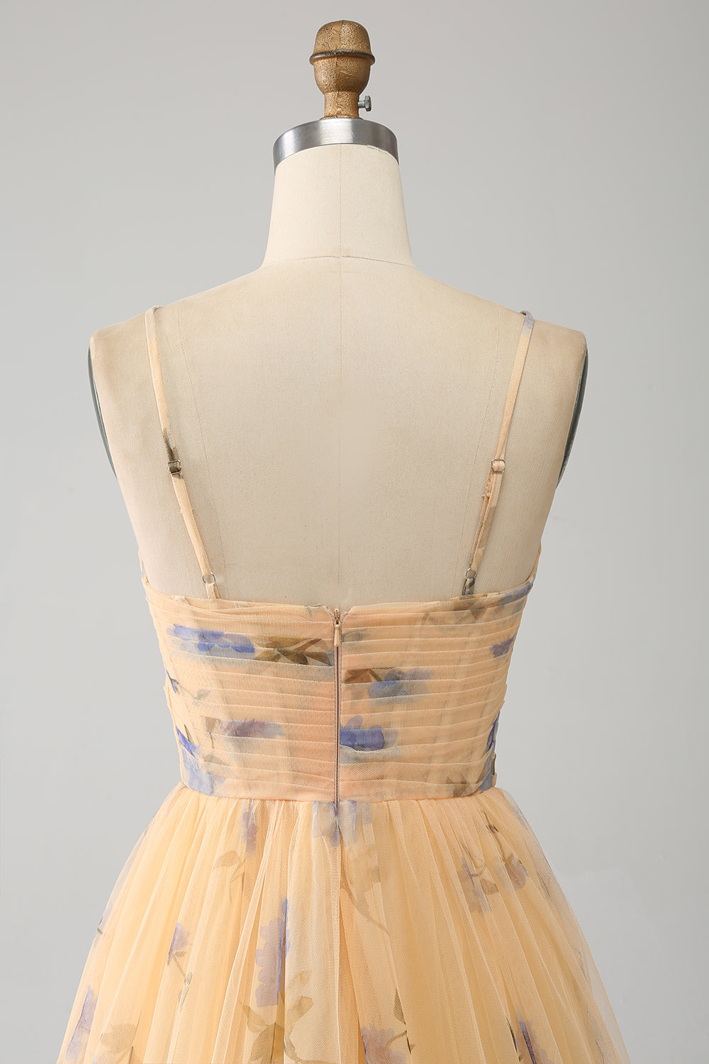 Robe de bal trapèze jaune à licou, plissée en tulle étagé et brodée
