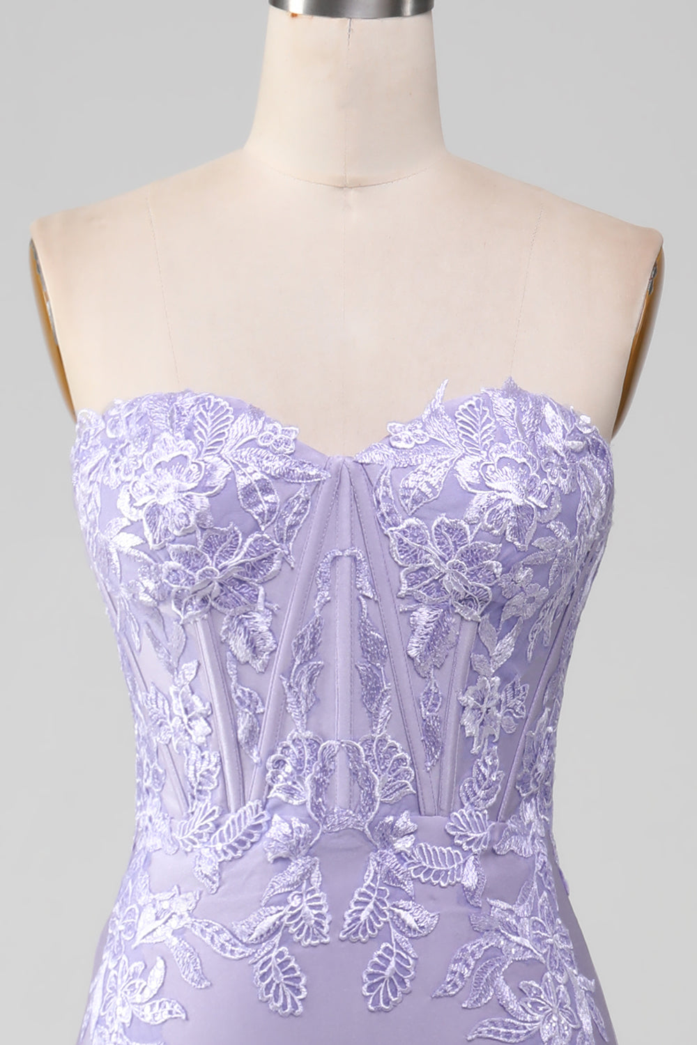 Robes de bal bustier fourreau lilas avec appliques en dentelle