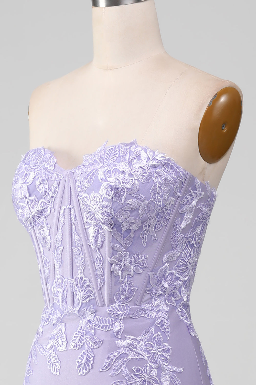 Robes de bal bustier fourreau lilas avec appliques en dentelle
