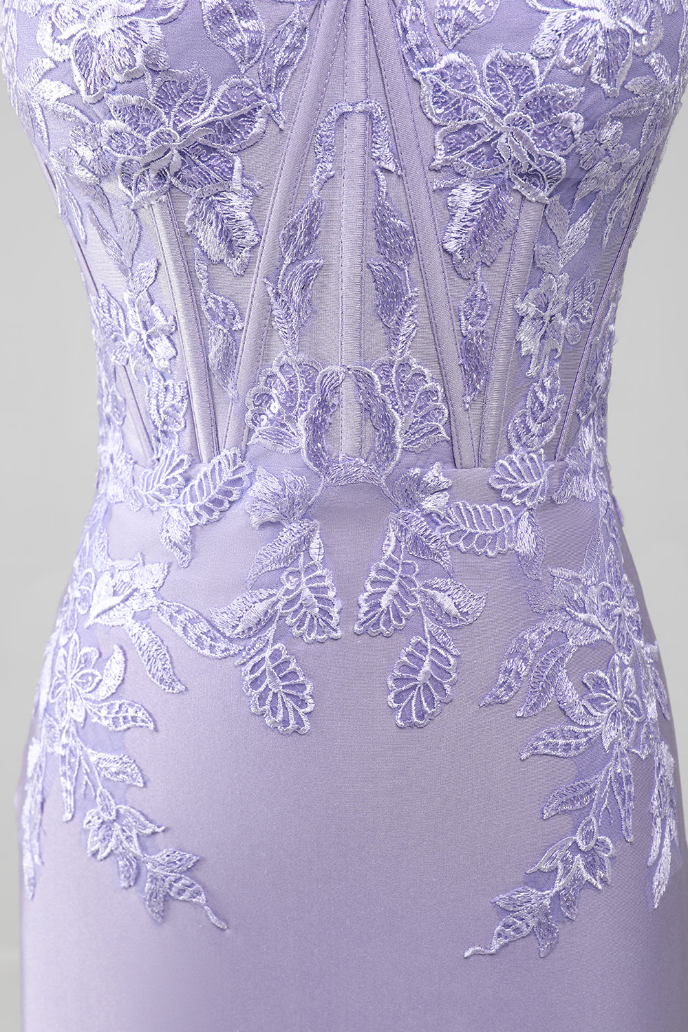 Robes de bal bustier fourreau lilas avec appliques en dentelle