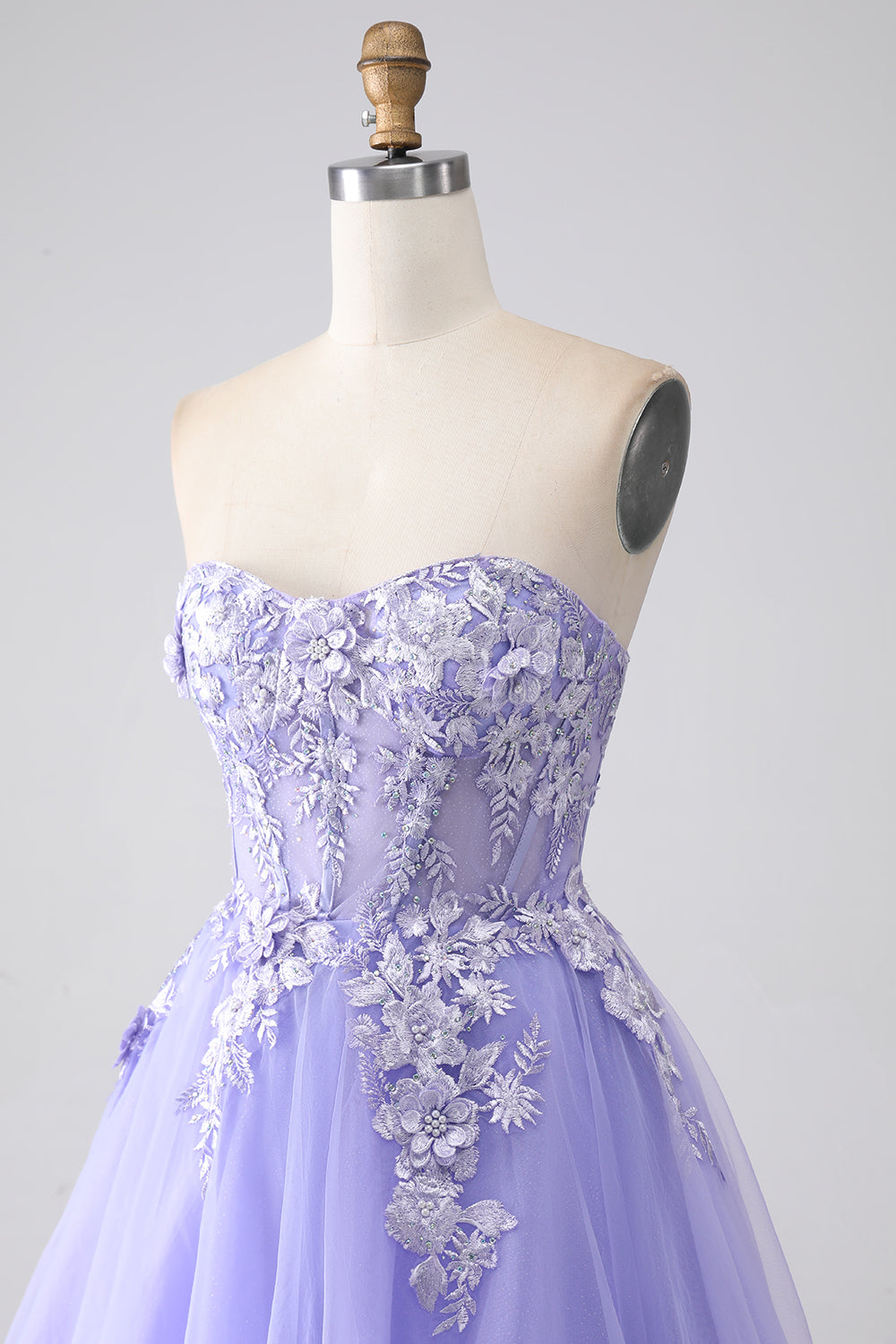 Robe de bal longue en tulle bustier coupe trapèze lavande avec manches