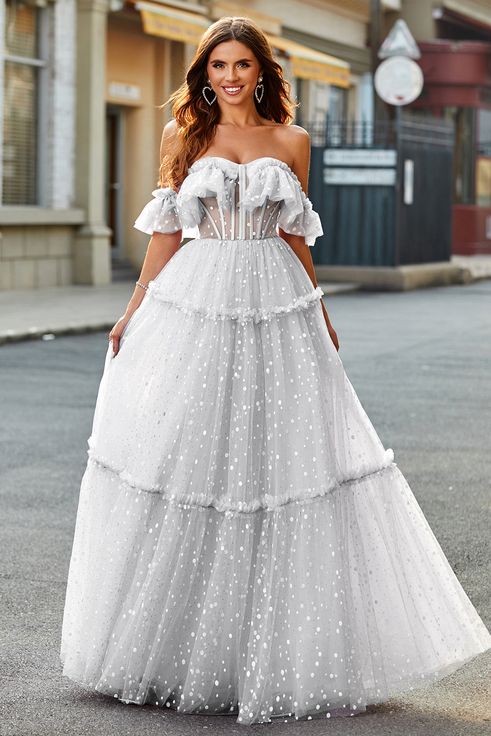 Robe de mariée ivoire à pois avec épaules dénudées et volants