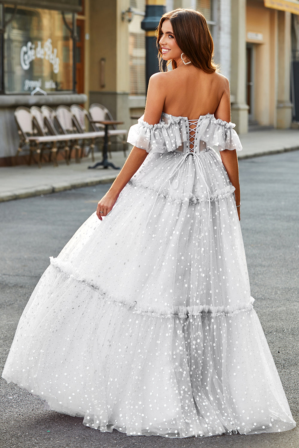 Robe de mariée ivoire à pois avec épaules dénudées et volants