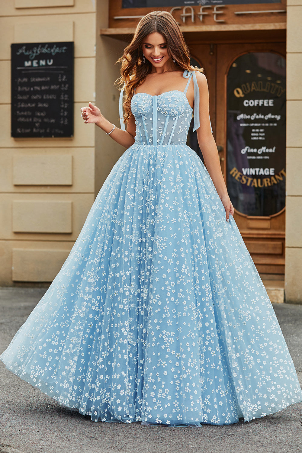 Robe de bal bustier coupe A bleu ciel à fines bretelles avec motifs floraux