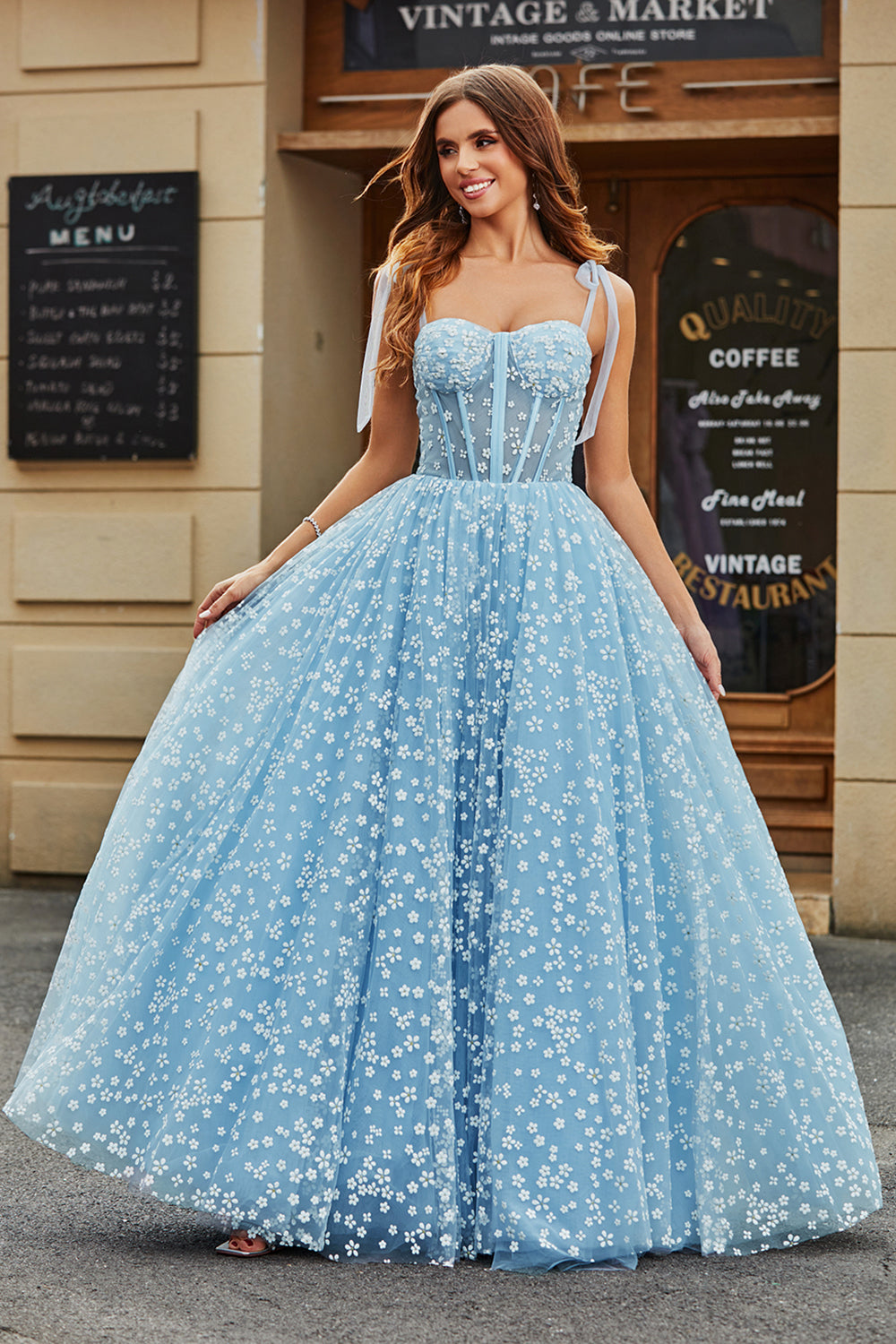 Robe de bal bustier coupe A bleu ciel à fines bretelles avec motifs floraux