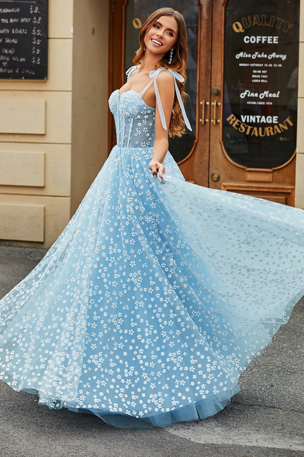 Robe de bal bustier coupe A bleu ciel à fines bretelles avec motifs floraux