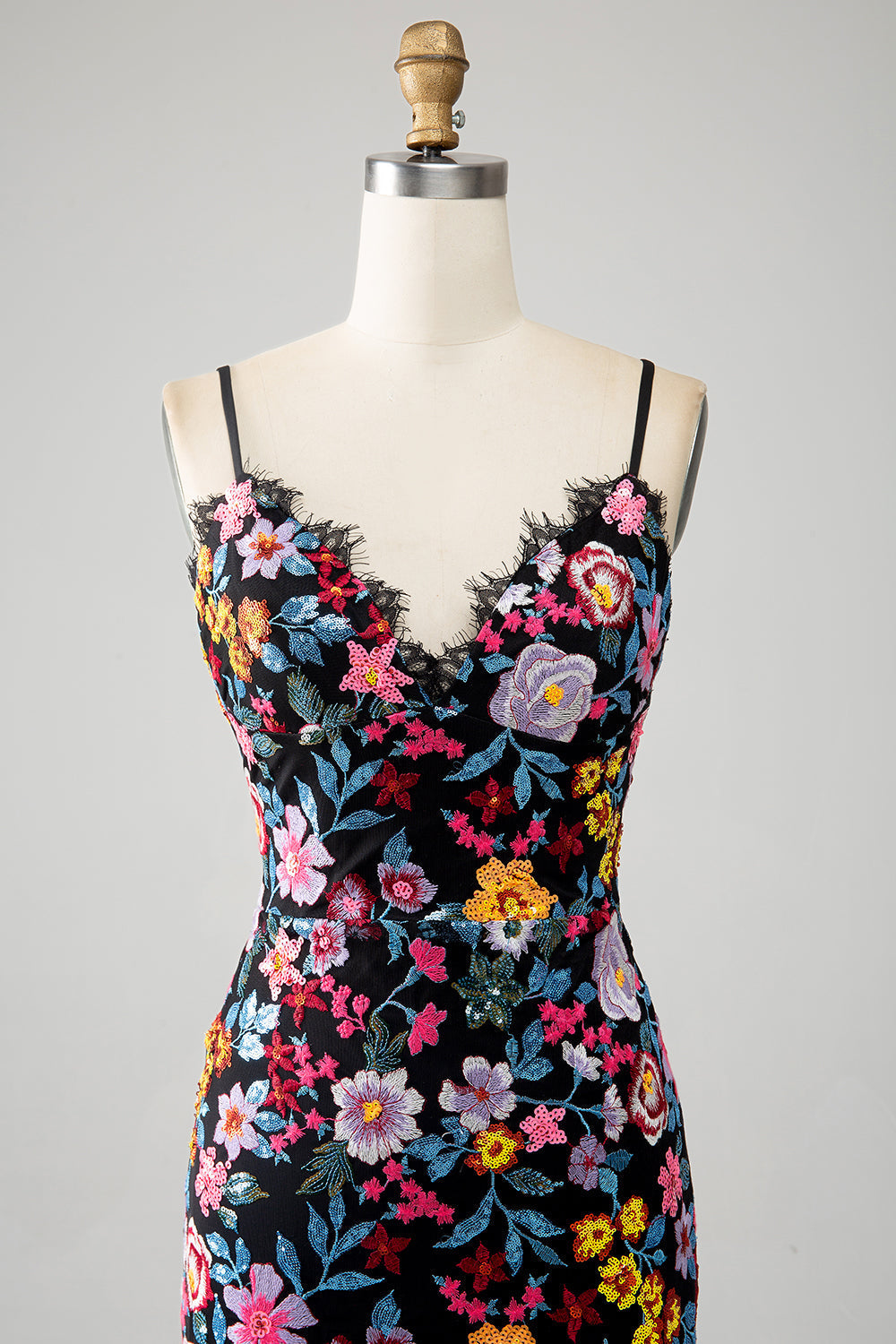 Robe de bal longue sirène noire à fines bretelles avec broderies et motif floral
