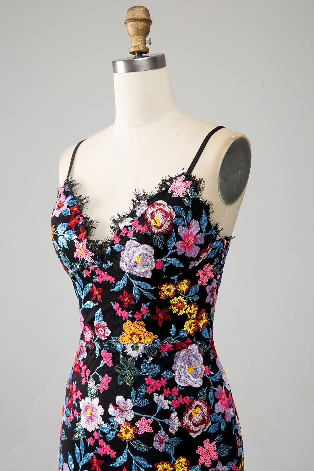 Robe de bal longue sirène noire à fines bretelles avec broderies et motif floral