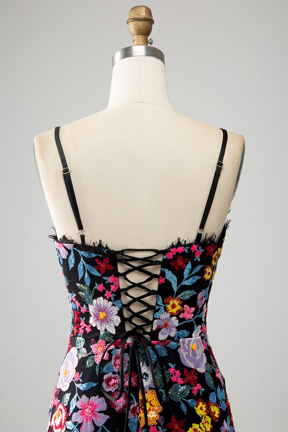 Robe de bal longue sirène noire à fines bretelles avec broderies et motif floral