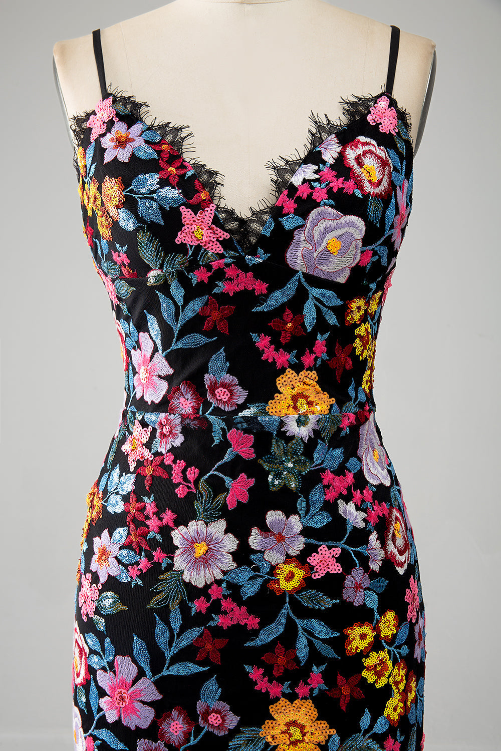 Robe de bal longue sirène noire à fines bretelles avec broderies et motif floral