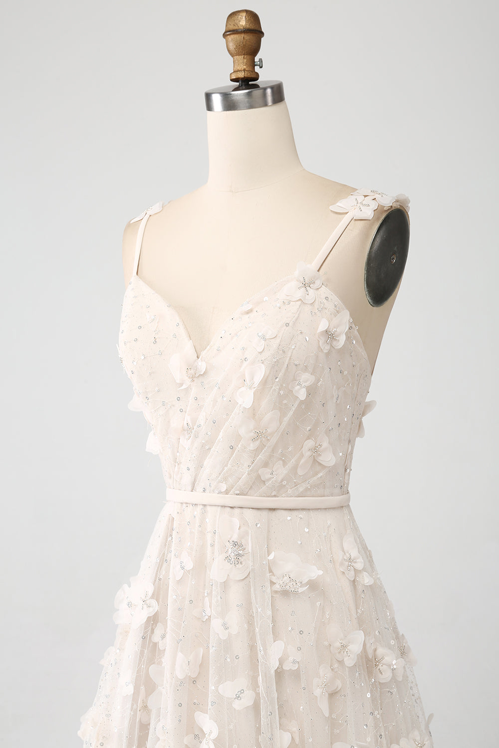 Robe de mariée longue abricot coupe droite à fines bretelles avec applications et fente