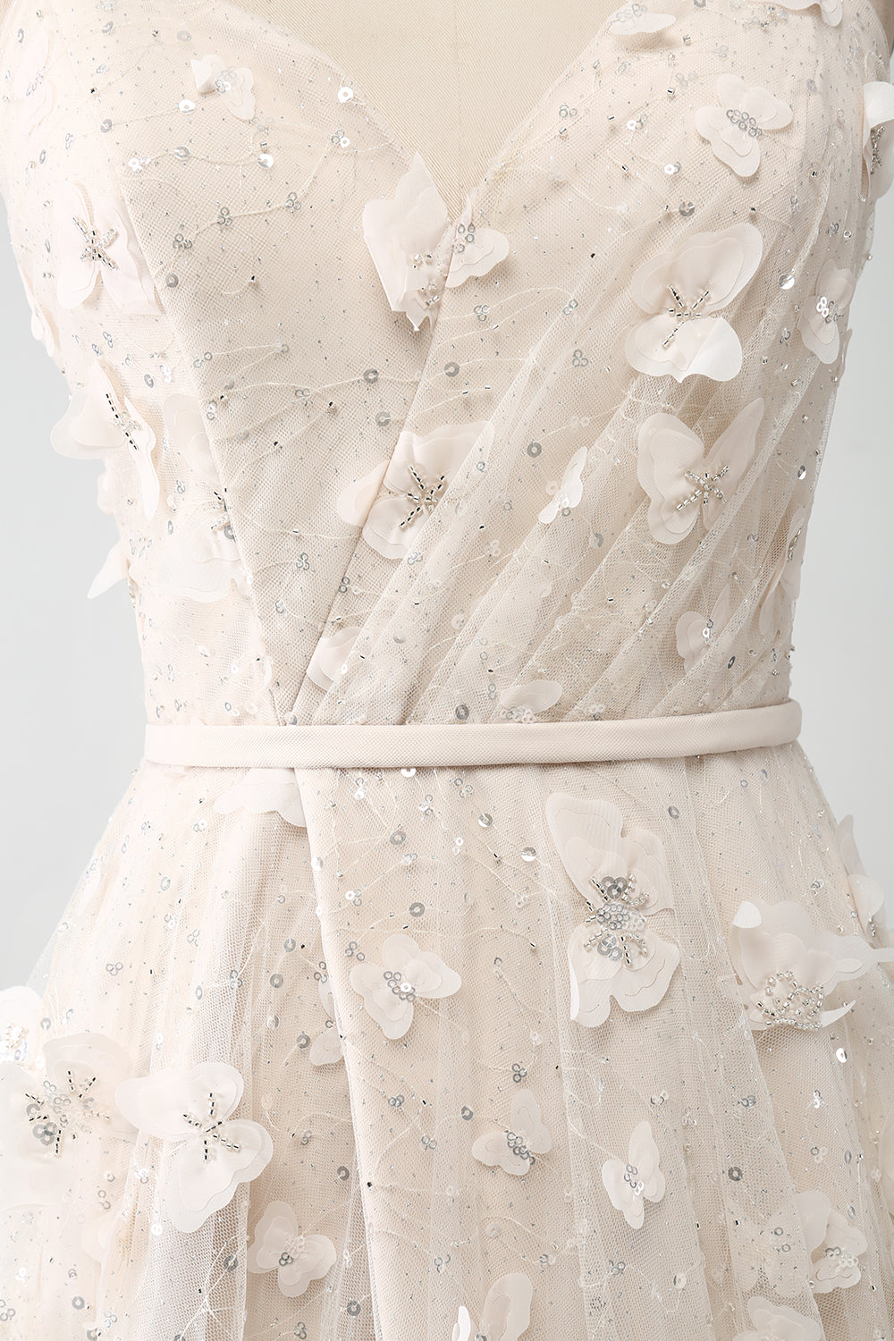 Robe de mariée longue abricot coupe droite à fines bretelles avec applications et fente