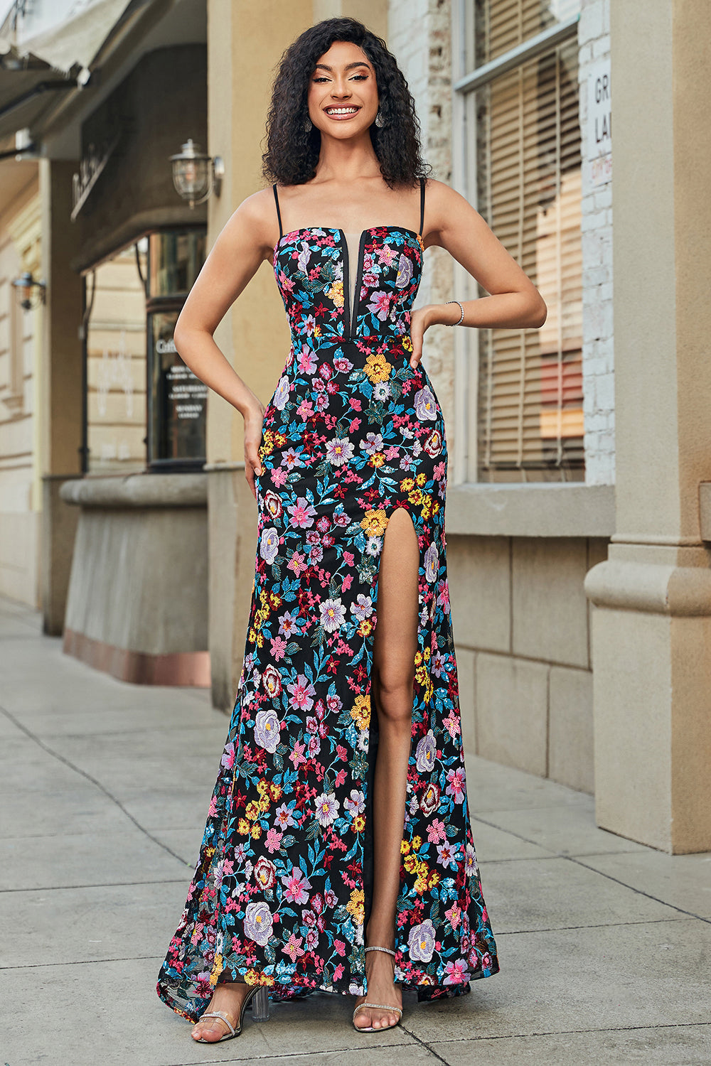Robe de bal sirène noire brodée de fleurs avec fente latérale