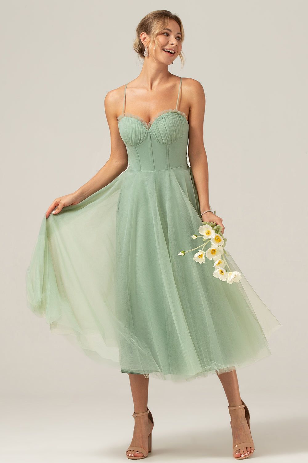 Robe de demoiselle d'honneur en tulle corsetée longueur thé coupe trapèze couleur matcha