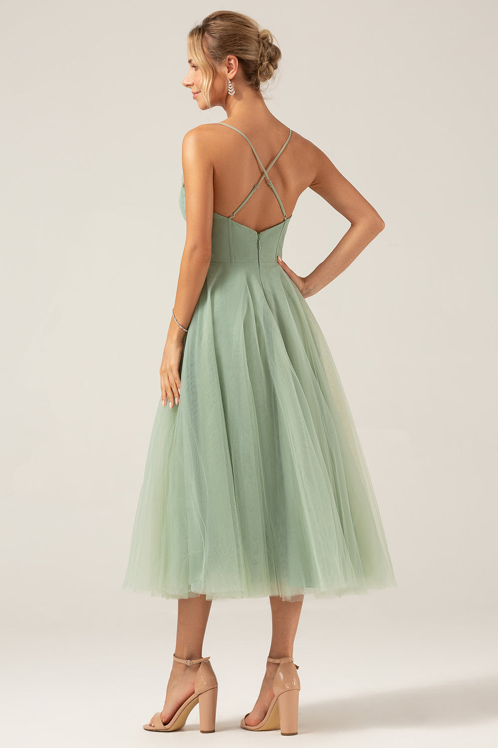 Robe de demoiselle d'honneur en tulle corsetée longueur thé coupe trapèze couleur matcha