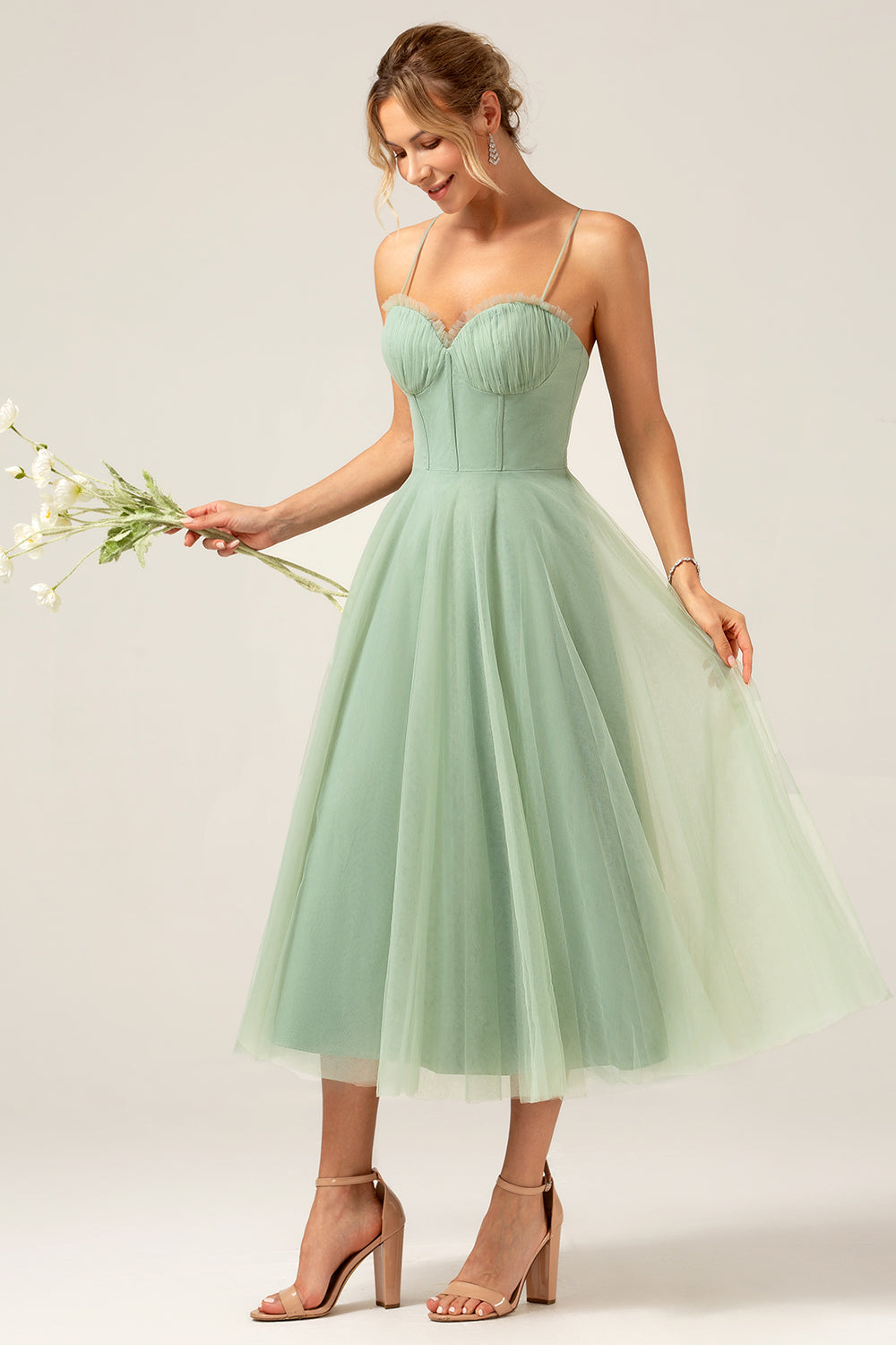 Robe de demoiselle d'honneur en tulle corsetée longueur thé coupe trapèze couleur matcha