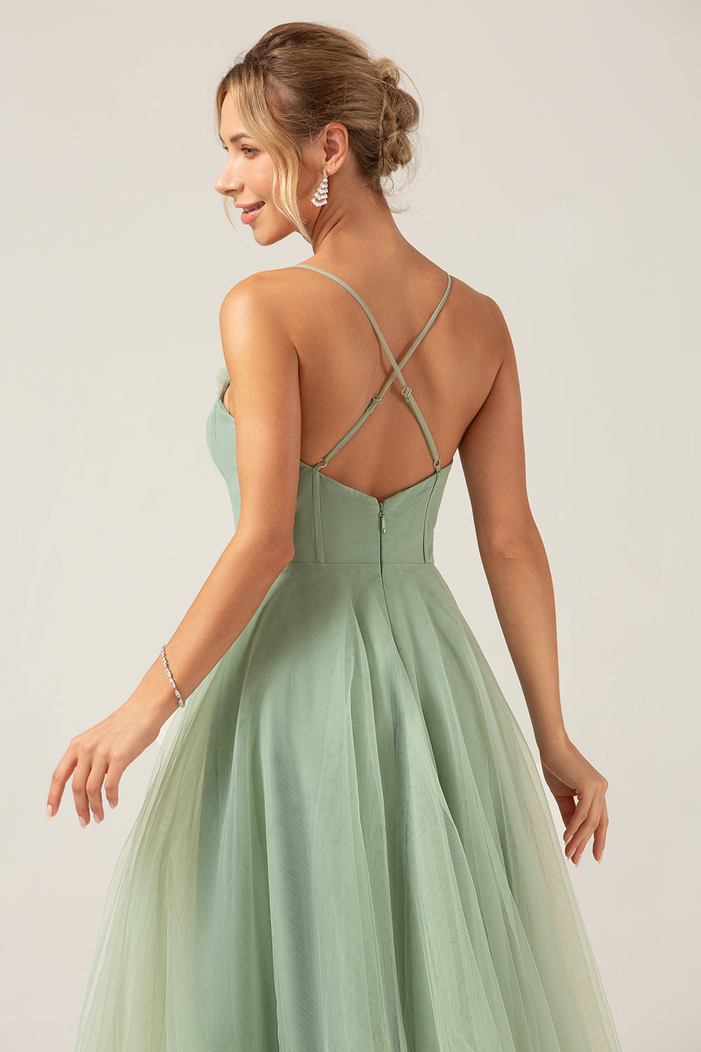 Robe de demoiselle d'honneur en tulle corsetée longueur thé coupe trapèze couleur matcha