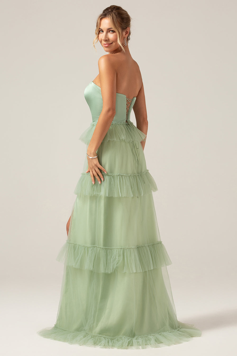 Robe longue de demoiselle d'honneur trapèze sans bretelles avec volants, couleur matcha