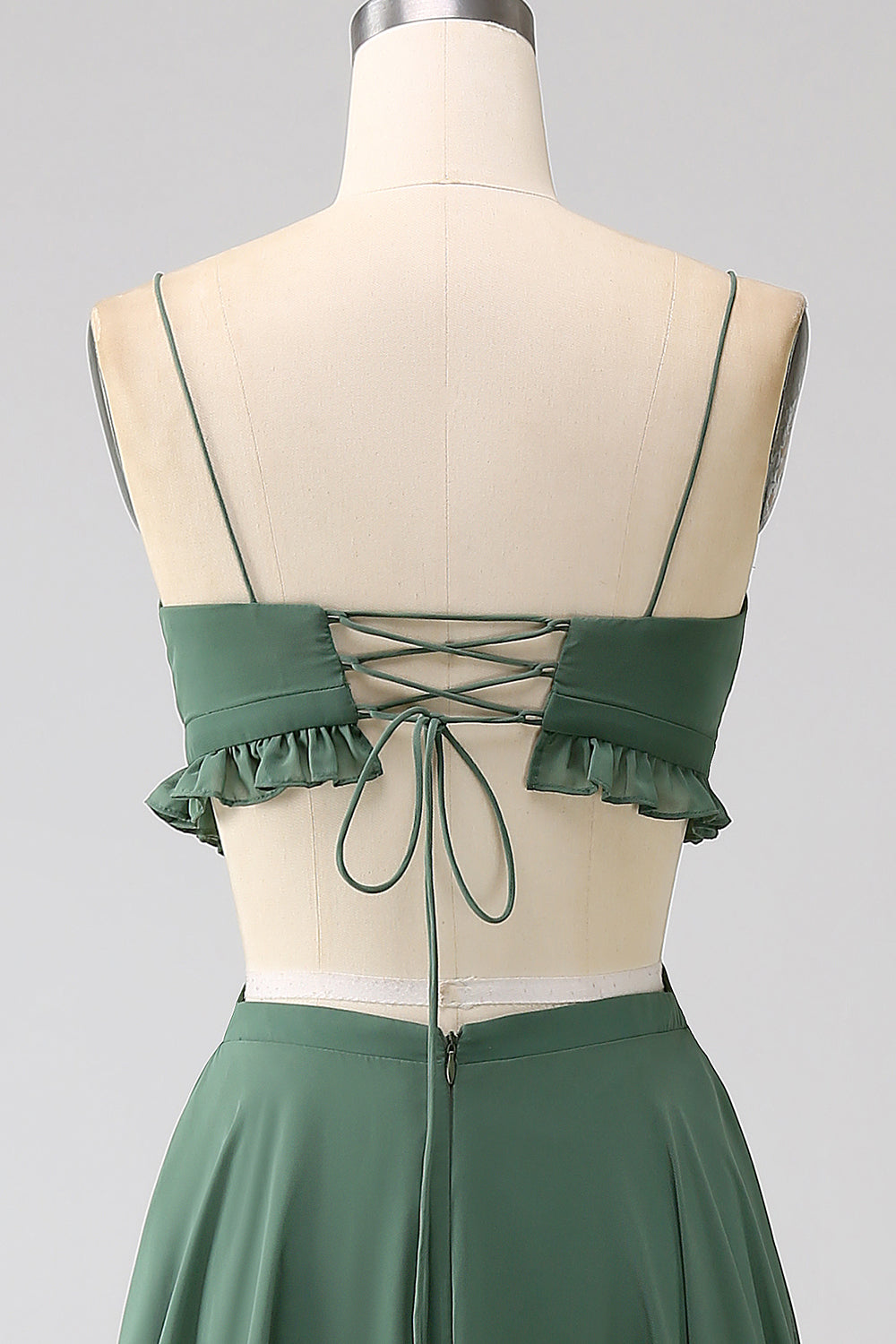 Robe longue de demoiselle d'honneur verte avec bretelles spaghetti, volants et ajours