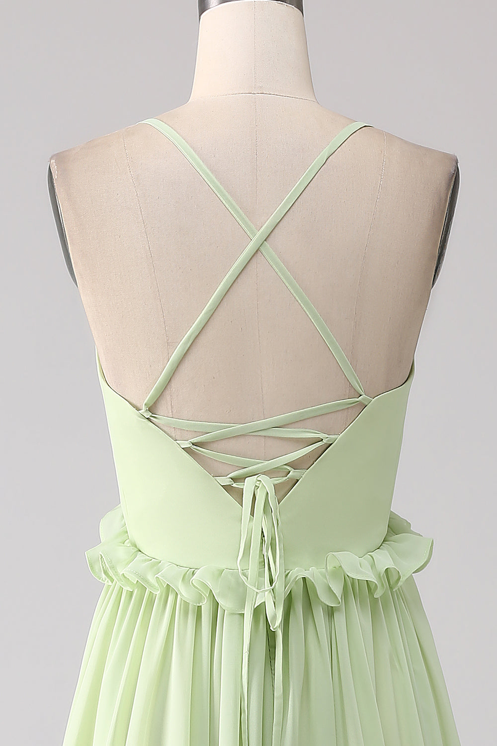 Robe de demoiselle d'honneur verte coupe trapèze à volants avec dos lacé
