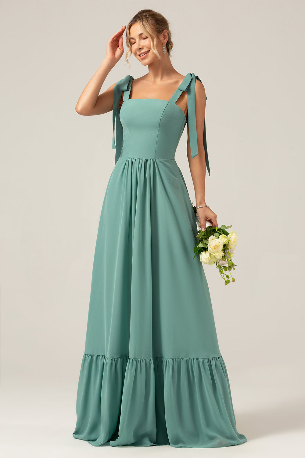 Une robe longue de demoiselle d'honneur en mousseline de soie Eucalyptus coupe A avec plissé