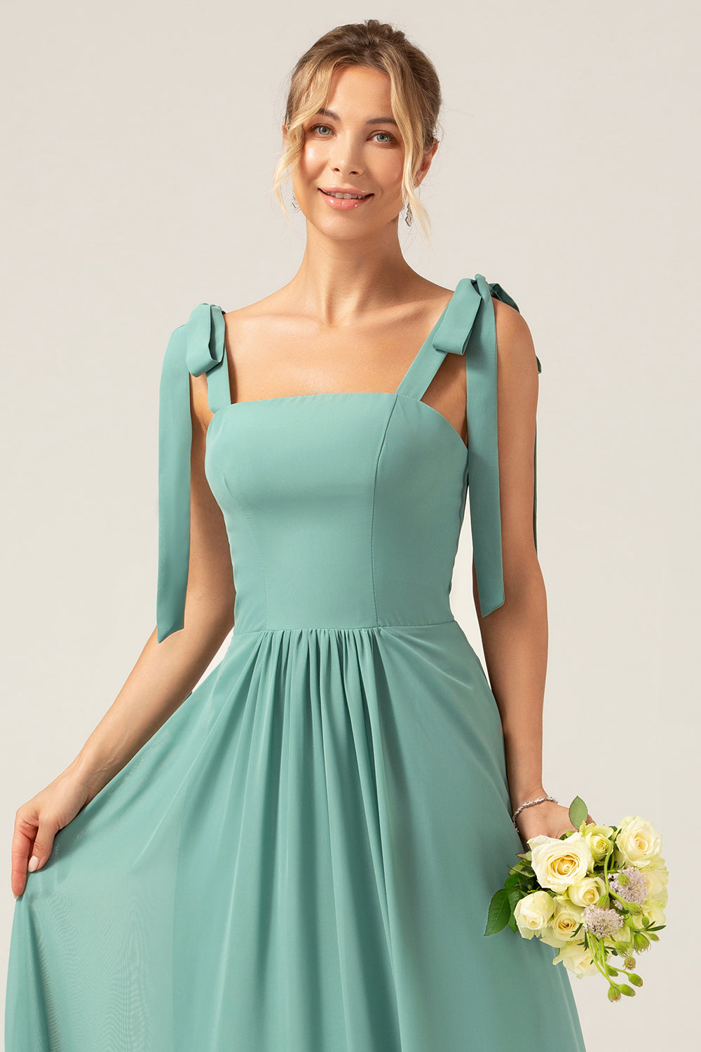 Une robe longue de demoiselle d'honneur en mousseline de soie Eucalyptus coupe A avec plissé