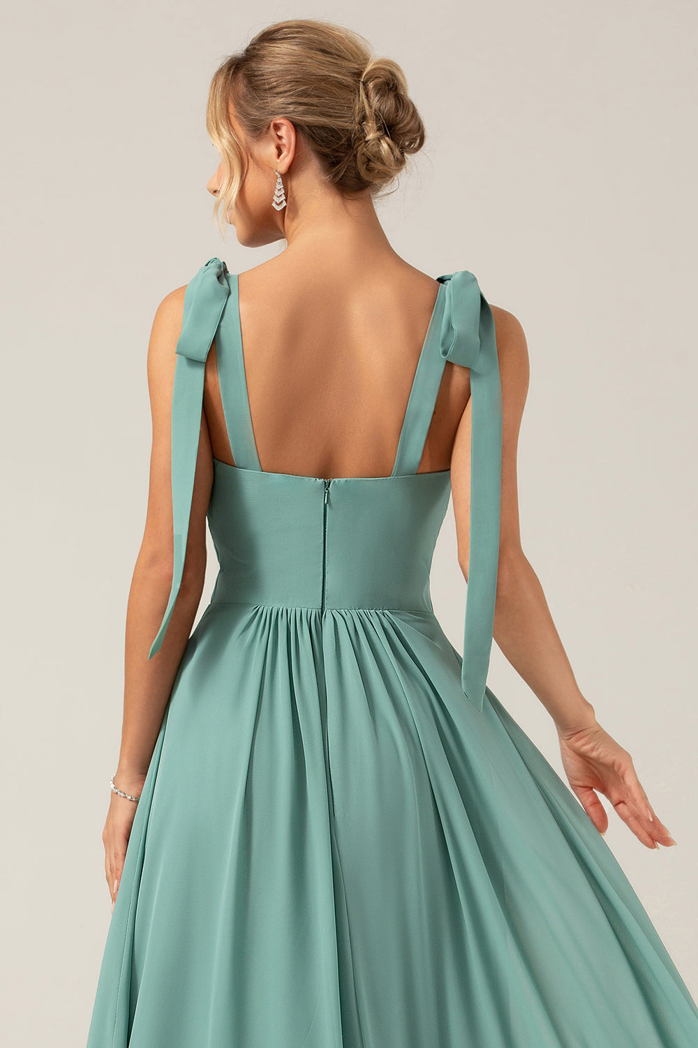Une robe longue de demoiselle d'honneur en mousseline de soie Eucalyptus coupe A avec plissé
