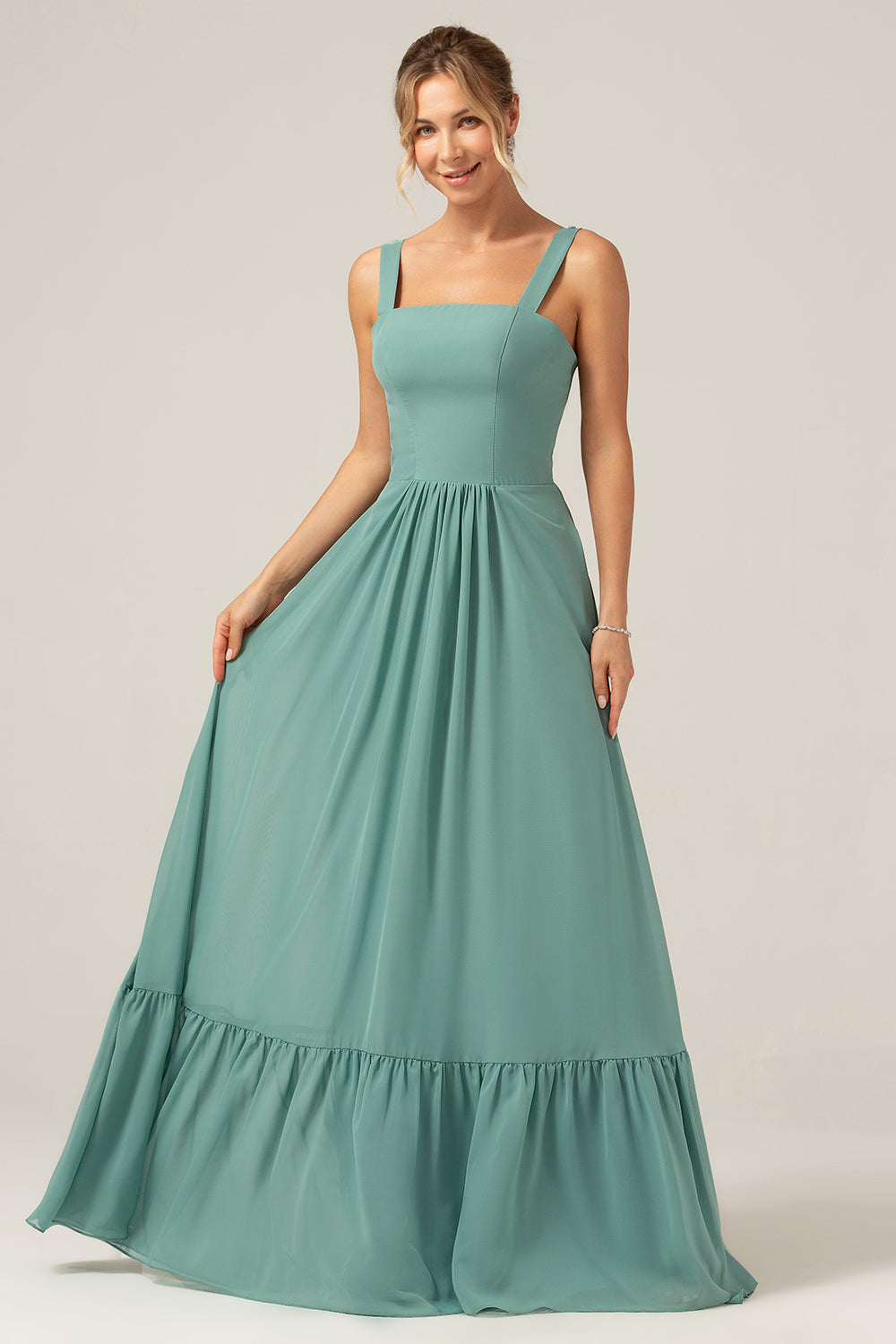 Une robe longue de demoiselle d'honneur en mousseline de soie Eucalyptus coupe A avec plissé