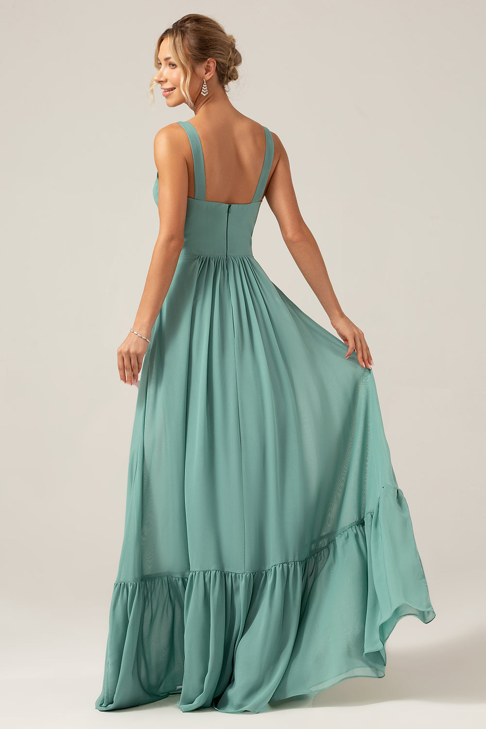 Une robe longue de demoiselle d'honneur en mousseline de soie Eucalyptus coupe A avec plissé