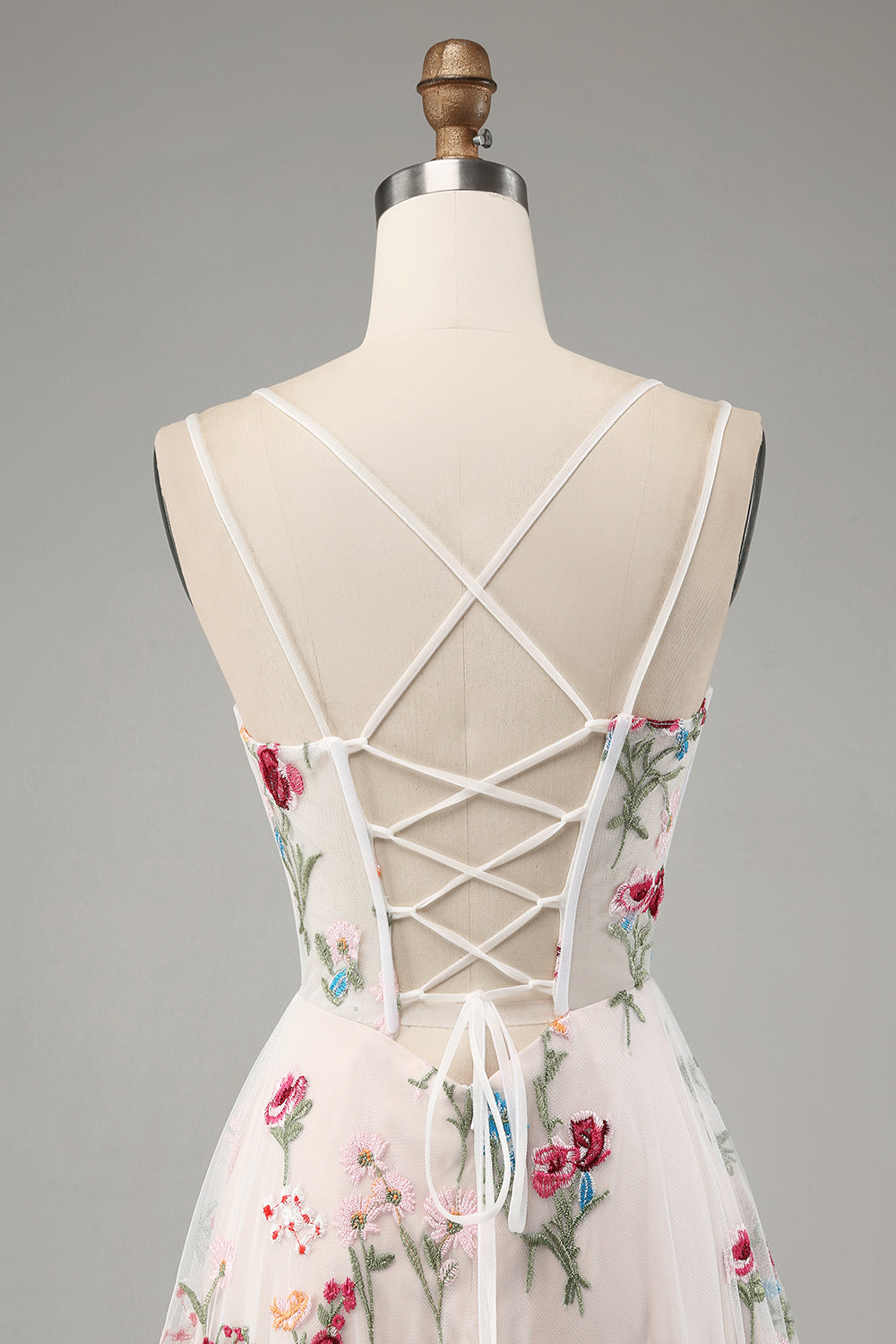 Robe de bal longue en forme évasée avec bretelles spaghetti et corset, fleur ivoire avec fente