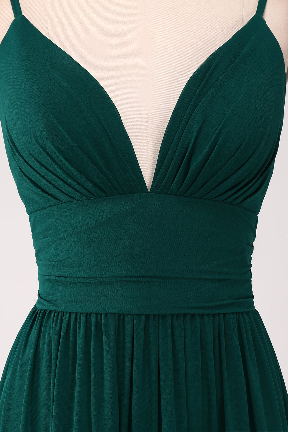 Robe de bal plissée à plusieurs niveaux avec fines bretelles