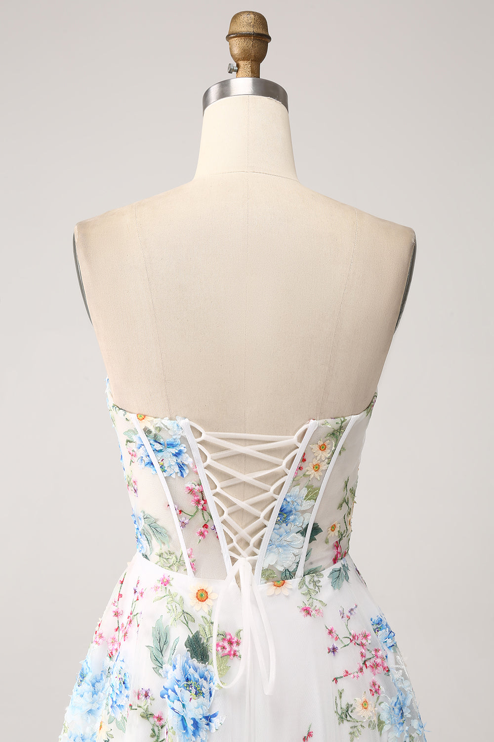 Robe de bal longue bustier coupe trapèze avec corset, motif fleur ivoire