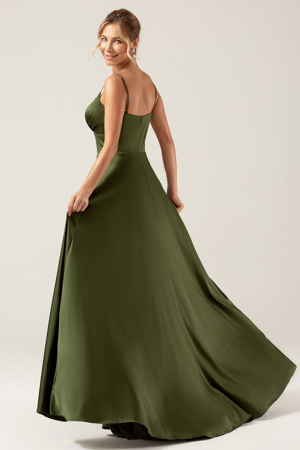 Robe longue de demoiselle d'honneur A-Line en satin olive à fines bretelles avec fente