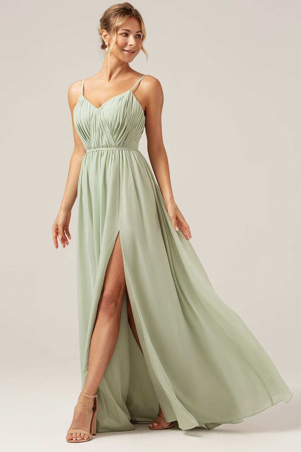 Robe longue de demoiselle d'honneur trapèze en mousseline sauge poussiéreux avec fines bretelles et fente