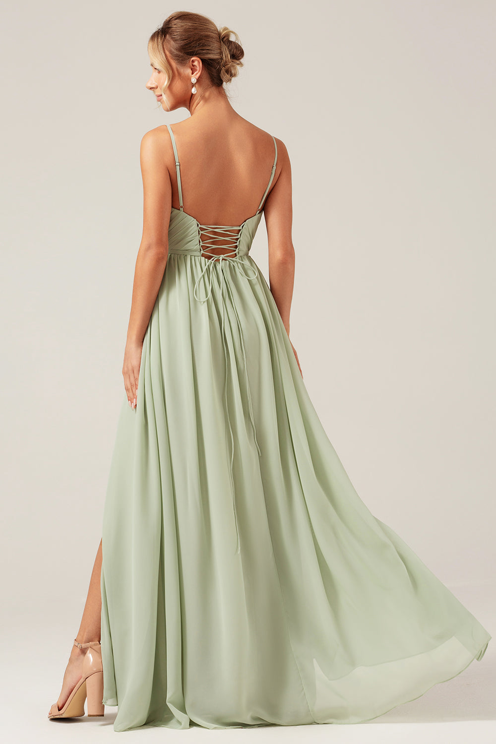 Robe longue de demoiselle d'honneur trapèze en mousseline sauge poussiéreux avec fines bretelles et fente